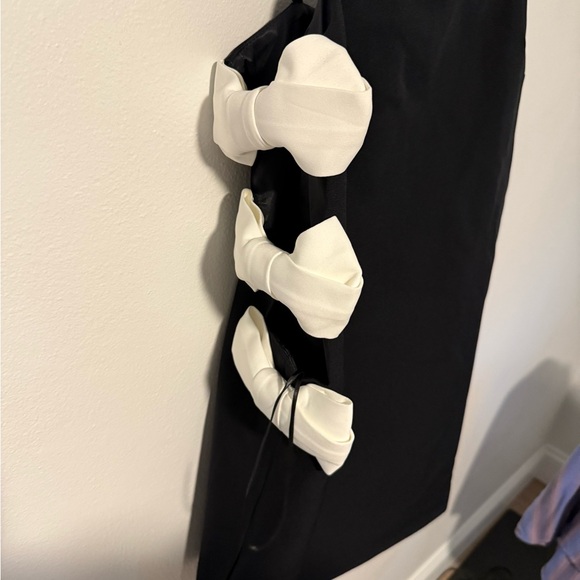 Elegant Black Dress with White Bow Accents - Picture 4 of 7